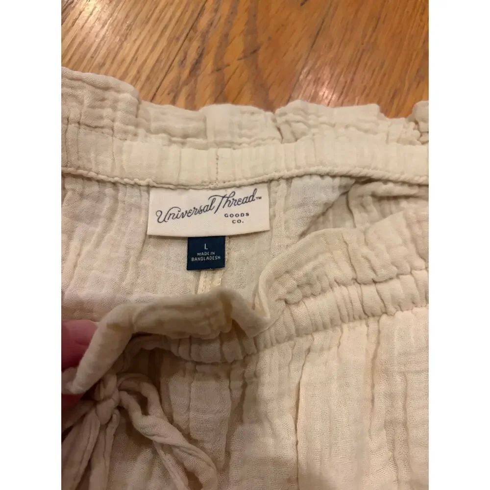Universal Thread womens large beige shorts